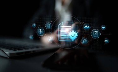 Uyum, standartlar, yasalar ve politikalarla uyumluluğu güvence altına alır. Güçlü bir uyum sistemi düzenlemelerin uygulanmasına, örgütlerin korunmasına ve küresel uyum sağlanmasına yardımcı olur. Eğri