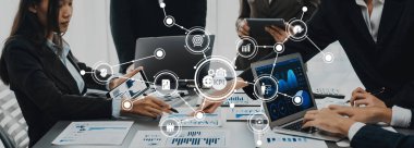 Bir iş toplantısına katılan profesyonellerin dinamik bir sahnesi, kilit performans göstergelerini analiz etmek ve ortak ofis alanında modern teknolojiden yararlanmak. Dostluk