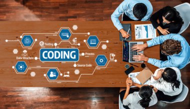 Çeşitli profesyonellerden oluşan bir grup, veri yapılarını kodlamak ve analiz etmekle uğraşan modern bir ofiste işbirliği yapıyor. Kaynak kodları ve test süreçlerini araştırıyorlar. Dostluk