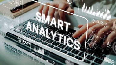 Laptop Klavyesinde Veri Görselleştirme ve Kullanıcı Etkileşimi ile Yenilikçi Akıllı Analitik Konsepti. Asemptotik akıllı veri analitiği.