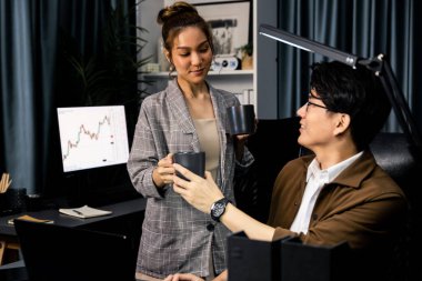 Profesyonel tüccarlar kahve fincanı ile birlikte geç saatlerde modern işyerinde finansal teknoloji projesinde yatırım dinamik borsasını tartışıyorlar. İnfobahn.