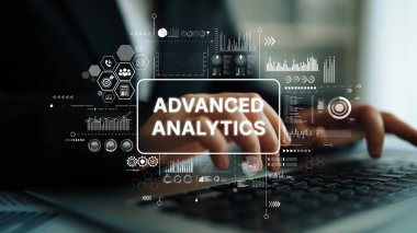 Modern Ofis Ortamı 'nda Gelişmiş Analitik Grafikler ve Veri Görselleştirme Kavramları ile Dizüstü Bilgisayar üzerinde Çalışan Kişi. Asemptotik akıllı veri analitiği.