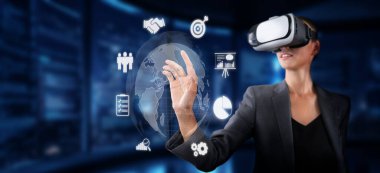 Profesyonel bir kadın, küresel pazarda iş büyümesi için yenilikçi çözümler bulmak, veri entegrasyonu ve müşteri katılımını artırmak için sanal gerçeklik teknolojisinden faydalanıyor. XDMCP