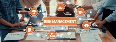 Risk yönetimi stratejileri, takım çalışması ve analizlerin modern bir iş ortamında sergilenmesi konusunda işbirliği yapan profesyonellerin dinamik bir sahnesi. Şirket temaları için mükemmel. Dostluk