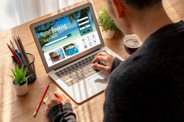 Çevrimiçi otel konaklama rezervasyon sitesi mod rezervasyon sistemi sağlar. Seyahat teknolojisi kavramı .