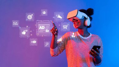 Gülümseyen genç bir kadın sanal gerçeklik kulaklığı ve akıllı telefonuyla meşgul oluyor. Yüzen dijital reklamlarla etkileşime giriyor, teknoloji ve yaratıcılığın kaynaşmasını gösteriyor. XDMCP