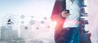 Adalet ölçeğini gösteren fütürist dijital hukuk arayüzü, dijital hukukun altını çizen, AI uyumu, dijital hukuk sistemleri ve güvenli yönetim için dijital hukuk düzenlemeleri. Eğri