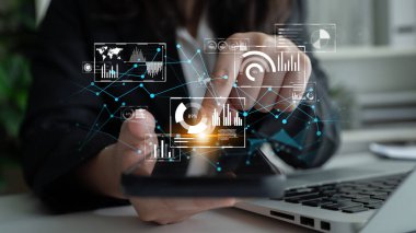 Büyük veriler ve analitikler, iş zekası ve büyümesi için gerçek zamanlı içgörüler, öngörü modellemesi ve veriye dayalı kararları destekler. Latch