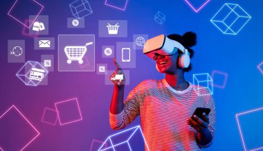 Neşeli bir kadın dijital alışveriş simgeleriyle etkileşime girerken sanal gerçeklik kulaklığı takarak teknolojinin ve çevrimiçi perakende deneyimlerinin entegrasyonunu gösteriyor. XDMCP