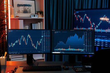 Dinamik borsa grafiklerinin büyük ekranları neon ışıklı gece vakti bilgisayarda görünüyor. Finansal teknolojiye yapılan güncellenmiş yatırımla otomatik olarak satış ya da kâr satın alma. İnfobahn.