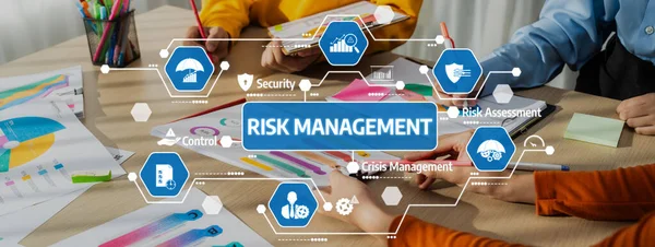 Bu resim, etkili bir karar alma stratejisi oluşturmak için çizelge ve şemaları analiz eden çeşitli bir ekiple birlikte risk yönetiminde ortak bir çaba sergiliyor. Dostluk