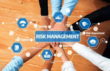 İş birlikçi bir profesyonel ortamda güvenlik ve kriz kontrolüyle ilgili çeşitli ikonları destekleyen çeşitli elleri içeren risk yönetiminin görsel temsili. Dostluk