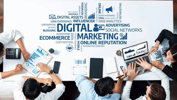 Çeşitli profesyoneller dijital pazarlama stratejisi oturumunda markalaşma, reklam ve veri analizlerini inceleyerek çevrimiçi varlık ve katılımı artırıyorlar. Dostluk