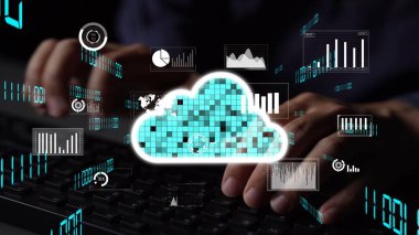 Elleri klavyeye yazı yazan, teknoloji ve iş anlayışları için veri analizleri, grafikler ve grafikleri gösteren bir bulut hesaplaması. Xenic