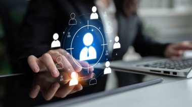 Müşteri hedeflemesi seyirciyi tanımlamaya yardımcı olur. Strateji hedefini geliştirir, müşteri hedeflemesi segmentasyonu destekler, kampanya hedefini arttırır ve müşteri hedeflemesi etkisini artırır. Latch