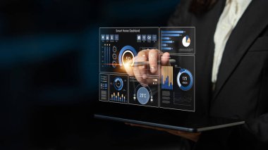 Akıllı ev paneli IOT sistemini yönetir. Akıllı ev paneli sıcaklığı kontrol eder, gösterge paneli enerjiyi izler, akıllı ev tutuş cihazları ve akıllı ev gösterge paneli veriyi izler. Latch