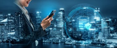 Uyum, standartlar, yasalar ve politikalarla uyumluluğu güvence altına alır. Güçlü bir uyum sistemi düzenlemelerin uygulanmasına, örgütlerin korunmasına ve küresel uyum sağlanmasına yardımcı olur. Eğri