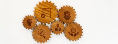 İnovasyon, işbirliği ve hafif bir arkaplan karşısında büyüme gibi iş kavramlarını sembolize eden ikonlar içeren ahşap dişlilerin yaratıcı bir düzenlemesi. Dostluk