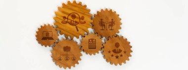Takım çalışmasını, araştırmayı ve yeniliği simgeleyen, iş sunumları veya pazarlama materyali için ideal ahşap dişlilerin yer aldığı yaratıcı bir görsel vites. Dostluk