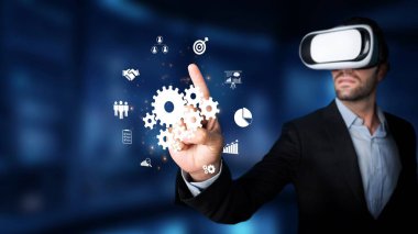 Modern Ofis Ortamı 'nda Dijital Simgeler ve Grafiklerle Etkileşimdeyken İş Giysisindeki Adam Sanal Gerçeklik Kulaklığı Kullanıyor. Raster..