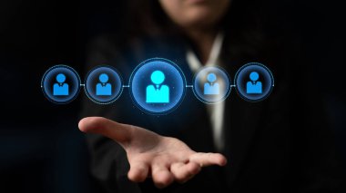 Profesyonel ağ, iş bağlantılarını genişletir, işbirliğini teşvik eder ve yeni fırsatlar için dijital ilişkiler kurar. Latch