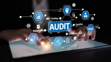 Profesyonel bir el, modern teknoloji entegrasyonunu önermek için uyum ve bulgular gibi anahtar kavramların denetimi, altını çizilmesiyle ilgili dijital sembolleri gösteren bir tabletle etkileşir. Tessel