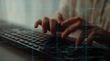 Klavyeye yazı yazan eller, çağdaş bir çalışma alanındaki programlama ve teknolojinin kesişimini sembolize eden parıldayan dijital kodlarla çevrilidir. Xenic