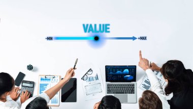 İş dünyasından profesyoneller, strateji ve sezgilere odaklanarak, modern bir çalışma ortamındaki değeri ölçmek için işbirlikçi veri analizleri, çizelgeler ve bir dizüstü bilgisayar kullanırlar. Çapraz