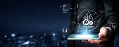 Profesyonel bir adam, teknolojinin modern iş uygulamaları üzerindeki etkisini vurgulayan, büyümeyi ve verimliliği gösteren dijital elementlere sahip bir akıllı telefon tutuyor. XDMCP