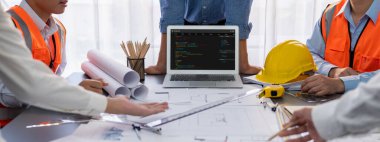 Uygulama ve program kodlaması için bilgisayar ekranında yazılım geliştirme programlama