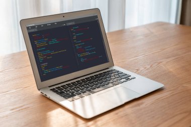 Model uygulama ve program kodlaması için bilgisayar ekranında yazılım geliştirme programlama