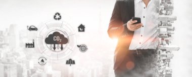 Ağ sıfır ve CO2 azaltma stratejileri daha yeşil bir gelecek için sürdürülebilirliği, yenilenebilir enerjiyi ve iklime duyarlı iş uygulamalarını teşvik etmektedir. Kefil