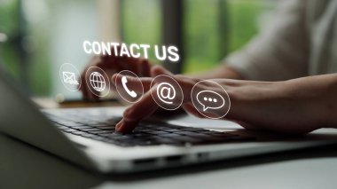 E- posta, web, telefon ve mesaj simgelerini gösteren UI konsepti. İletişim ve destek simgeleri iş iletişimini düzene sokmaya ve müşteri iletişim deneyimini geliştirmeye yardımcı olur. Muxer