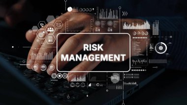 Bir İş Konsepti Ayarında Risk Yönetimi Grafikleri ve Veri Görselleştirme Elementleri ile Eller Klavyede. Asemptotik akıllı veri analitiği.