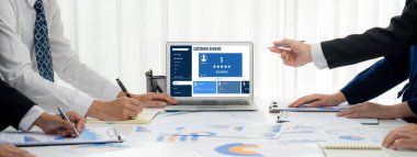 Şirket işleri için canlı bilgisayar yazılımının müşteri deneyimi ve gözden geçirme analizi