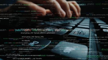 Bu resim, modern yazılım gelişiminin özünü vurgulayan kod ve programlama metinleriyle çevrili bir klavyede aktif olarak yazan elleri gösteriyor. Xenic