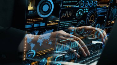 Çeşitli veri görselleştirmeleri, grafikleri ve küresel haritalarla dolu gelecekçi bir arayüzün ortasında bir klavyeye el yazısıyla yazı yazan dijital bir çalışma alanı sahnesi, teknoloji eğilimleri sergiliyor. Şifreleme