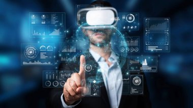 Bir işadamı, modern ofis ortamındaki yenilikçi eğilimleri yansıtan grafikler ve veri görselleştirmeleri sergileyerek, sanatsal gerçeklik teknolojisine girişiyor. Raster.