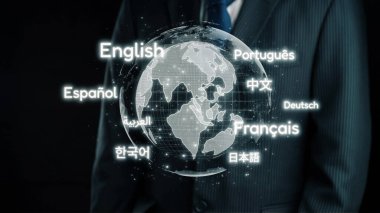 Bu resim, Dünya 'nın çeşitli dillerle çevrili biçimlendirilmiş bir temsilini, profesyonel bir ortamda küresel iletişimi ve çok kültürlü anlayışı sembolize ediyor. Dörtgen