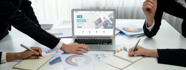 Web sitesi tasarım yazılımı çevrimiçi perakende ticaret ve e-ticaret için canlı şablon sağlıyor