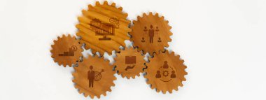 Birbirini bağlayan ahşap dişli panorama afişi, işletme şirketinde fonksiyon üretken sistemi ve etkili ve verimli çalışan sinerji takım çalışmasını sembolize eder. Sinerjik Dostluk