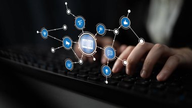 Dijital ortamda iletişimi ve bağlantıyı sembolize eden yüzen simgelerle çevrili bir klavyede yazı yazan bir resim konsepti. Tessel
