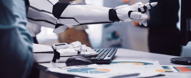 Gelecekçi bir robotik kol modern bir ofiste bir bilgisayar klavyesiyle etkileşime girer ve profesyonel bir ortamda teknolojinin ve insan işbirliğinin entegrasyonunu vurgular. Noogenesis