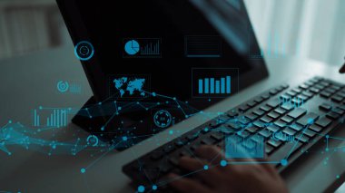 Pürüzsüz bir klavyeye yazı yazan ellerin yakın plan çekimi, veri görselleştirmelerinin dijital bir örtüsü, teknoloji ve analizlerin iş başındayken iletilmesi. Xenic