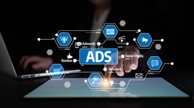 Dijital pazarlama ve reklamcılık sinerjisini, iş büyümesini artıran ve çevrimiçi ilişkileri teşvik eden sosyal medya stratejilerine odaklanarak araştırın. Tessel