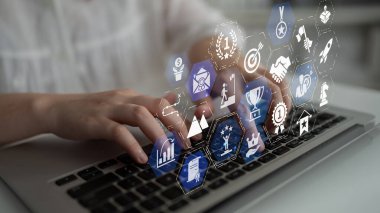 İş başarısı hedef belirleme, başarı kilometre taşları ve başarı tanımayı içerir. Açık stratejiler sürekli bir başarı sağlar. Ayartma