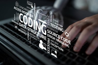 Temel teknik terimlerle çevrili bir klavyede el yazısıyla kodlamanın ve programlamanın yaratıcı bir temsili. Teknoloji ve eğitim temaları için ideal. Tessel