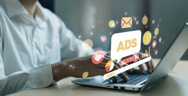 Animasyon reklamları ve pazarlama sembolleriyle dolu bir dizüstü bilgisayarın yer aldığı modern dijital reklam sahnesi, çevrimiçi iş dünyasının ve reklam stratejilerinin dinamik doğasını vurguluyor. XDMCP