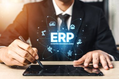 ERP platformu, kurumsal kaynak planlaması, entegrasyon, veri akışı, iş verimliliği, finans, envanter ve insan kaynaklarının iyileştirilmesi için merkezi sistemi göstermektedir. Eğri