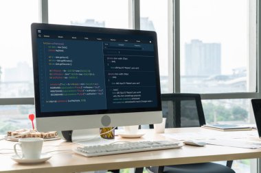 Model uygulama ve program kodlaması için bilgisayar ekranında yazılım geliştirme programlama